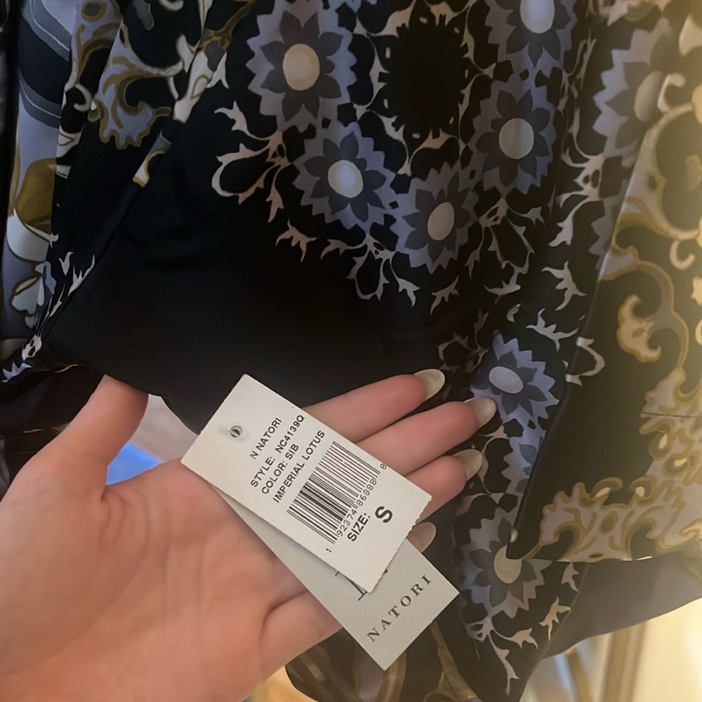 Natori Satin Robe👘 - Picture 6 of 6